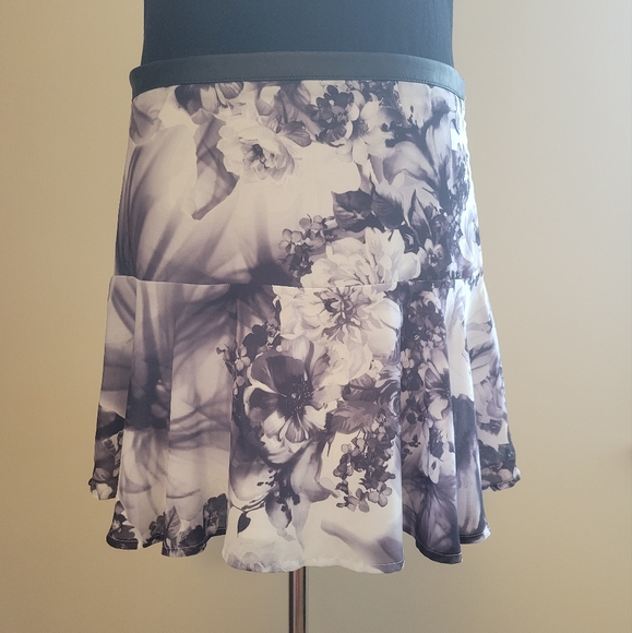 Express floral mini skirt - size 6 - Picture 2 of 7